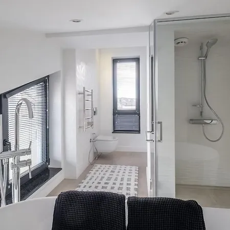 Luxurious House In An Exclusive Complex, Mount View 别墅